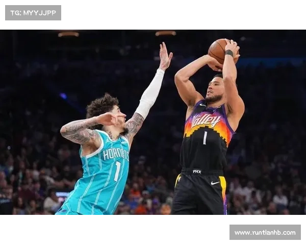 德文·布克不仅进攻强势防守同样出色展现全能球员风采